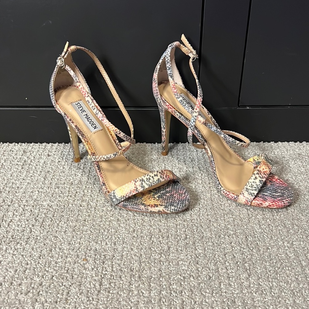 LOVIN’ MULTICOLORED STEVE MADDEN HEELS